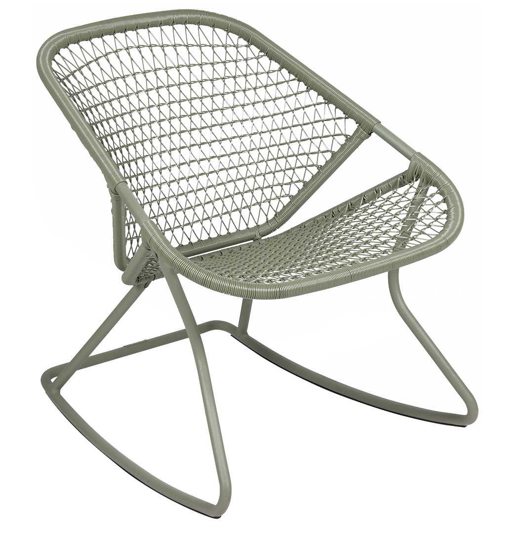 Grauer Sixties Schaukelstuhl von Fermob für den Außenbereich mit filigranem, gewebtem Design.