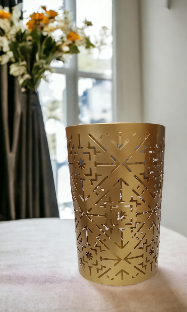 Goldener Wilma Teelichthalter von House Doctor mit filigranem Muster, stimmungsvolle Tischdeko für gemütliche Stunden.