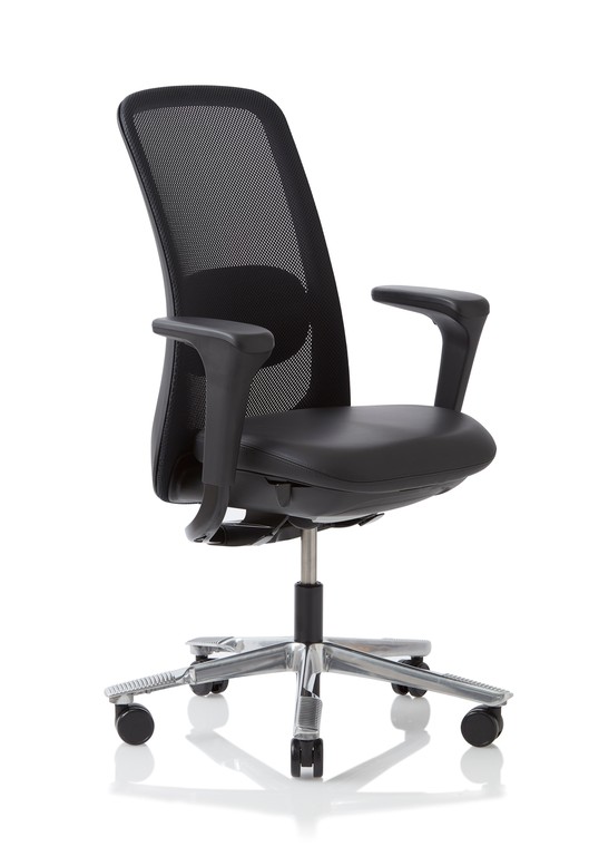 Schwarzer Sofi Arbeitsstuhl mit Netzrücken, Leder-Sitzfläche und Chromfußkreuz. Ergonomischer Bürostuhl für komfortables Arbeiten.