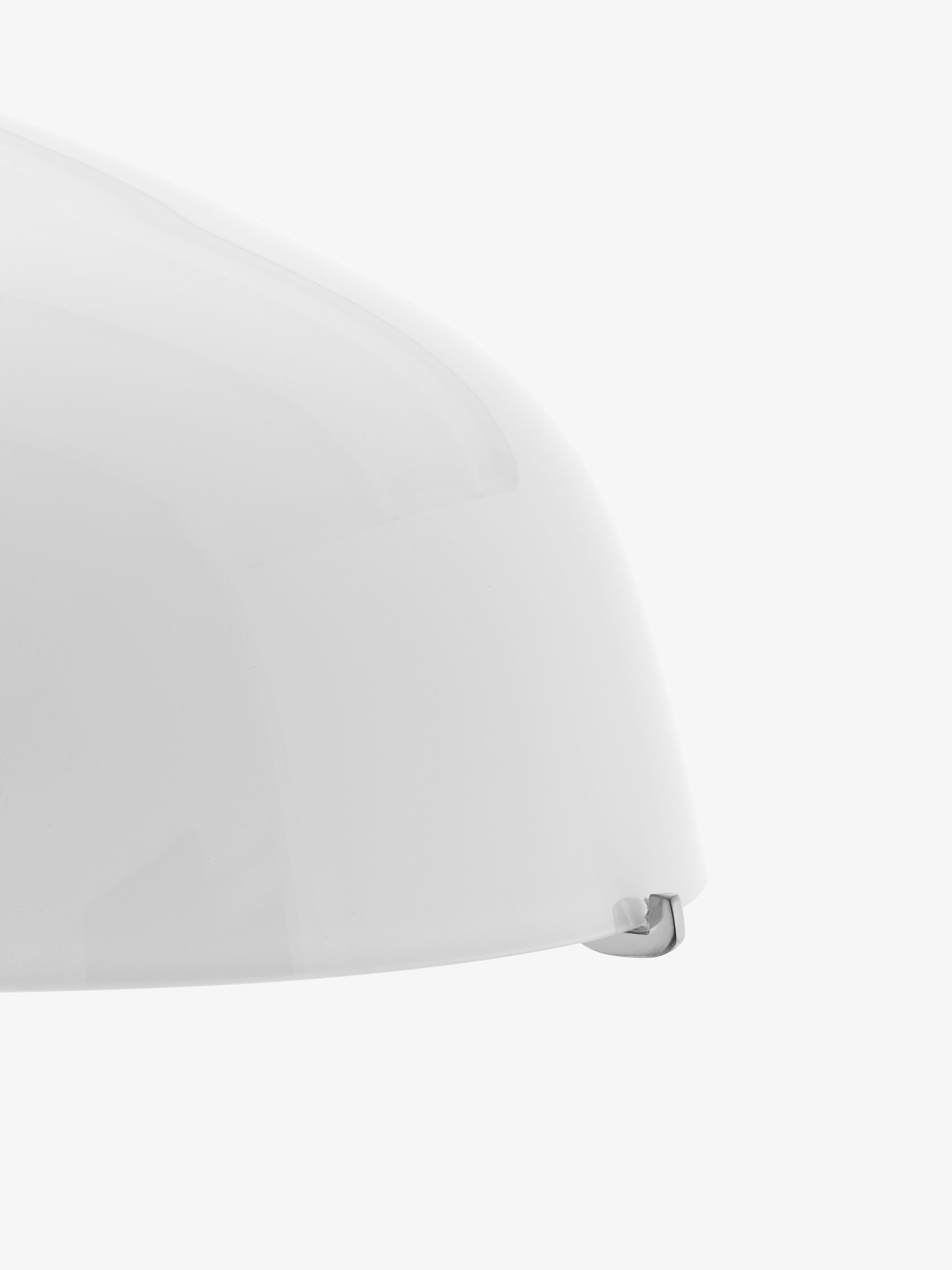 Detailaufnahme der weißen Herman SHY3 Tischleuchte von AndTradition mit silbernem Detail.