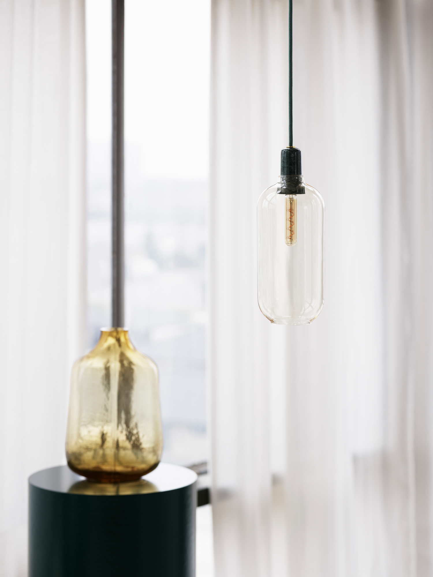 Amp Lamp Hängeleuchte von Normann Copenhagen: Elegante Pendelleuchte aus Glas mit dekorativer Glühbirne.