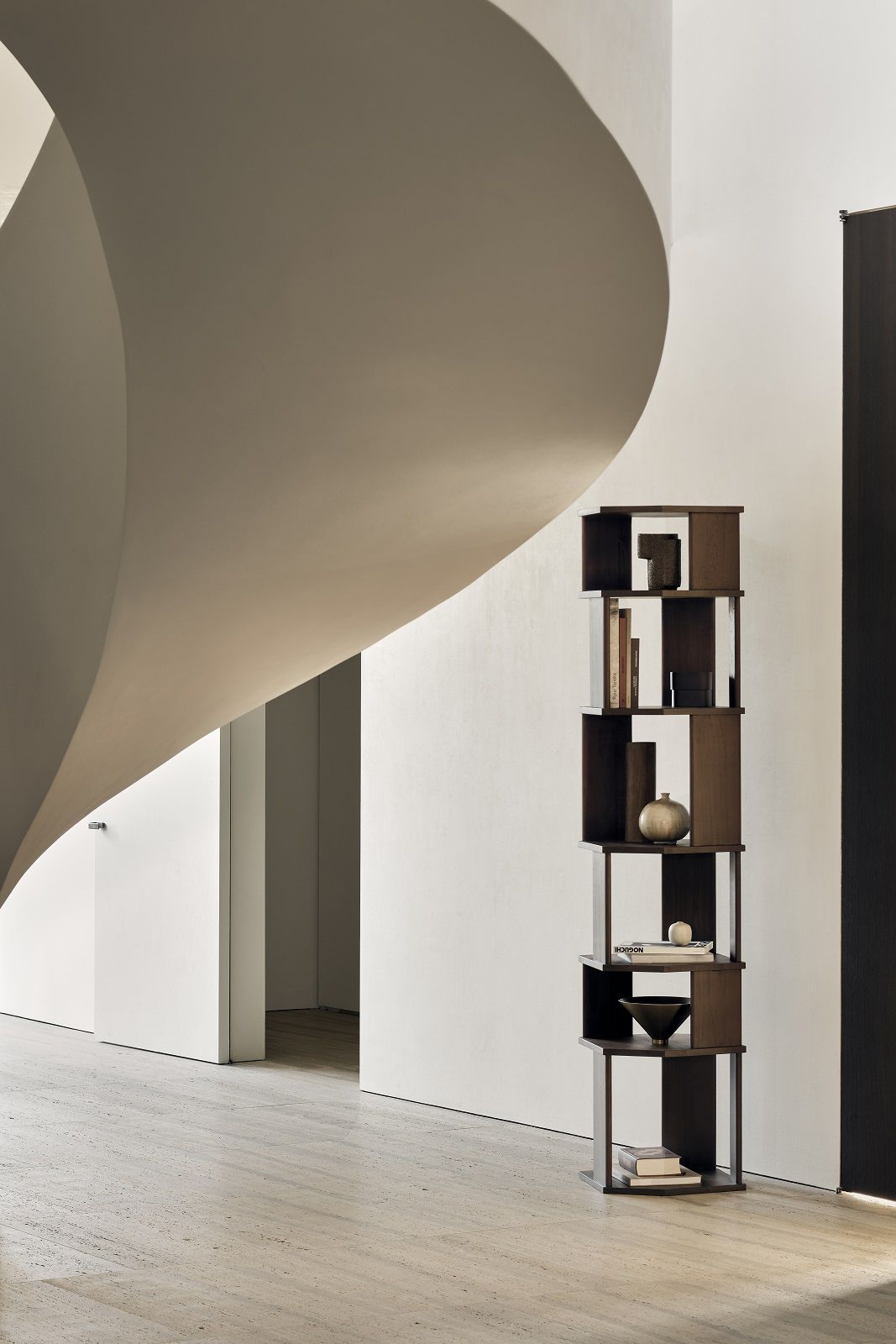 Ethnicraft Stairs Regal: Dunkelbraunes Teakholz Regal mit fünf Fächern vor einer weißen Wand.