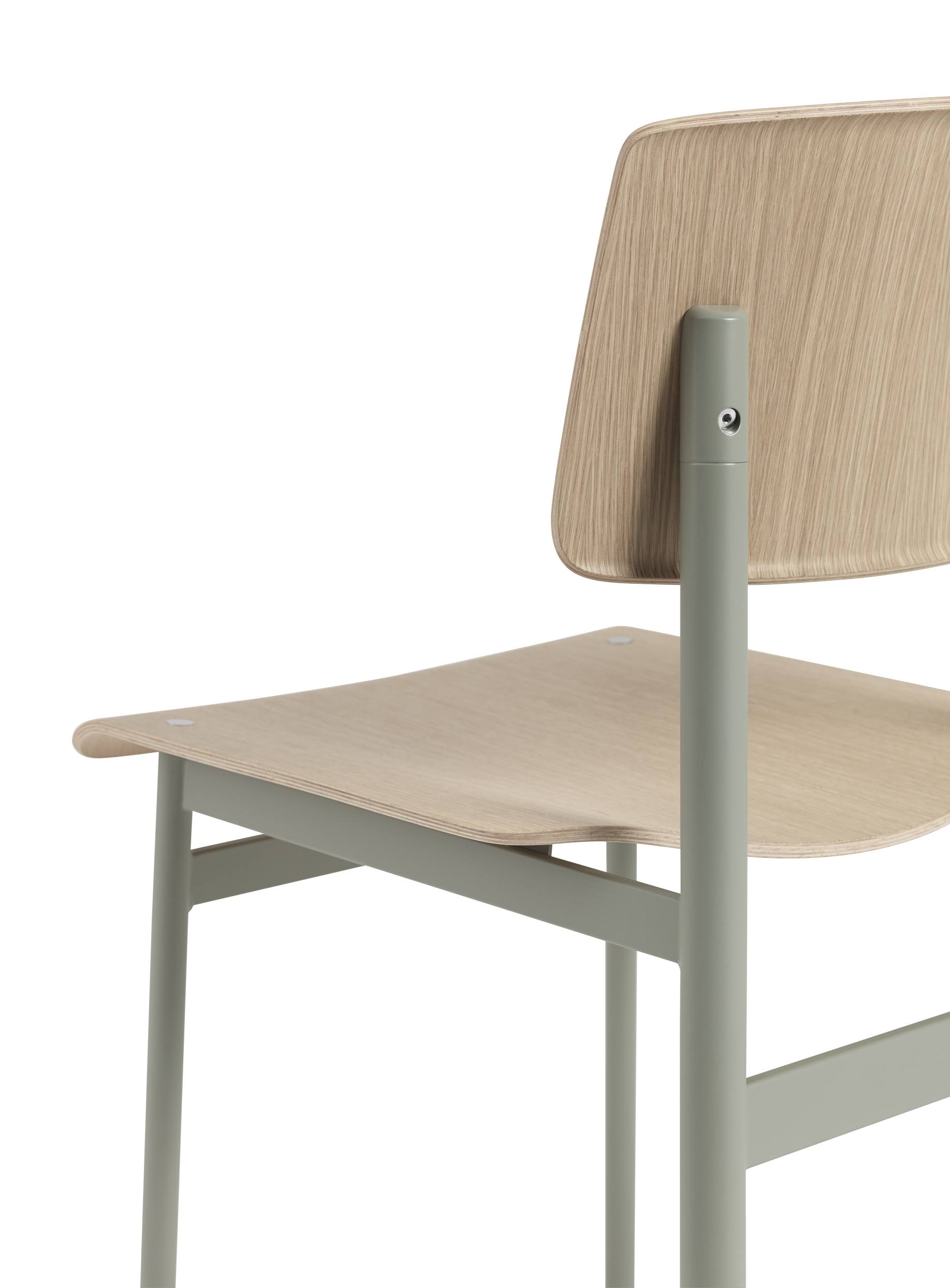 Detailaufnahme des Muuto Loft Chair Stuhls: Holzstruktur, graues Gestell, modernes Design.