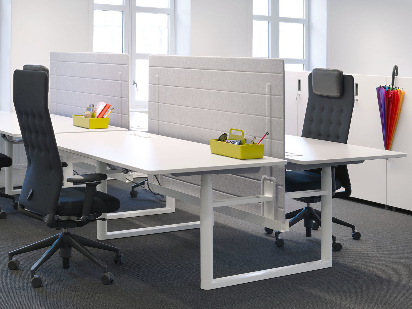 Büro mit ID Chair Bürodrehstuhl von Vitra, ergonomisch und modern, für komfortables Arbeiten.