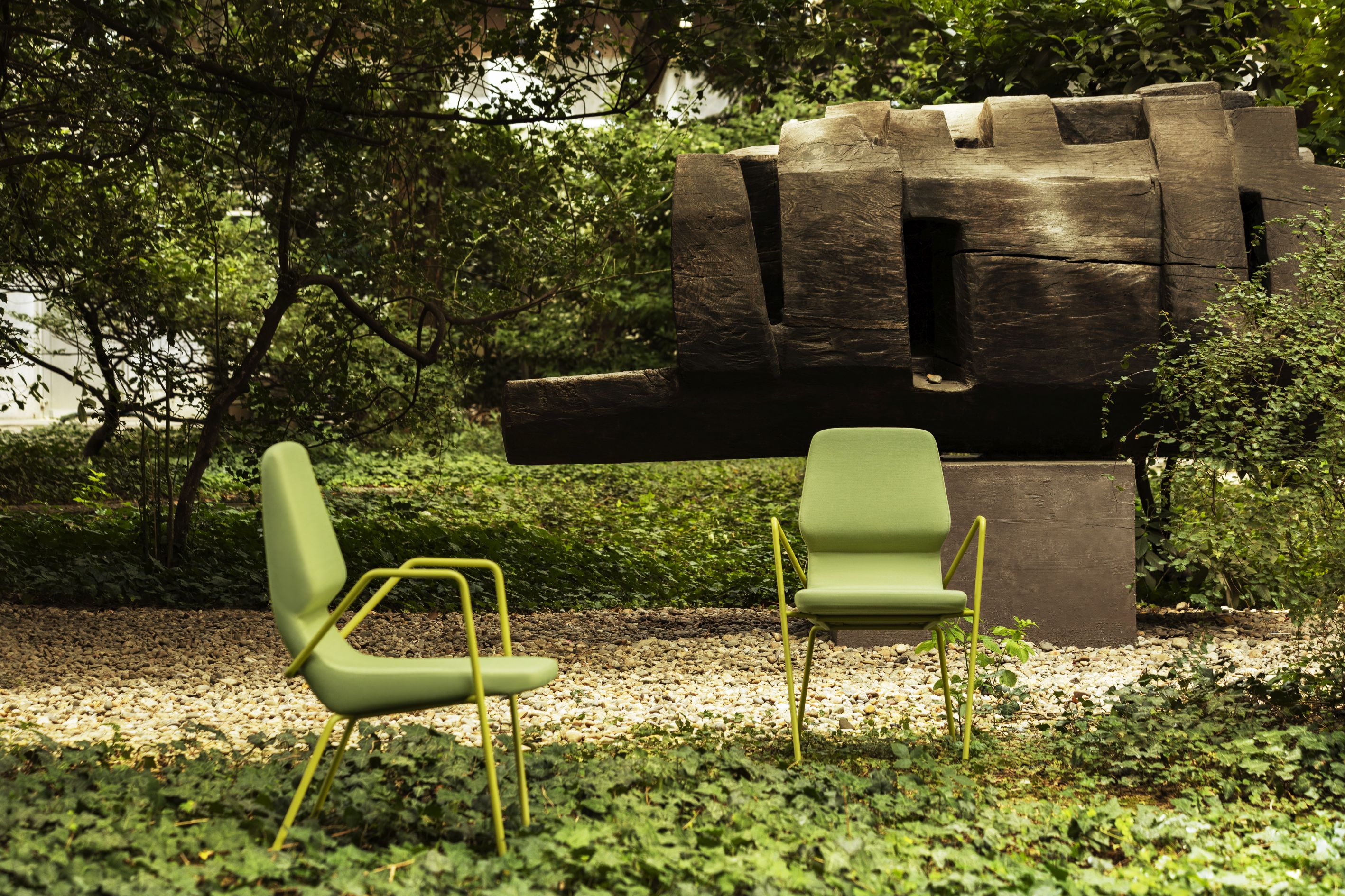 Zwei grüne Prostoria Oblique Stühle im Freien, moderne Gartenstühle mit Metallgestell.