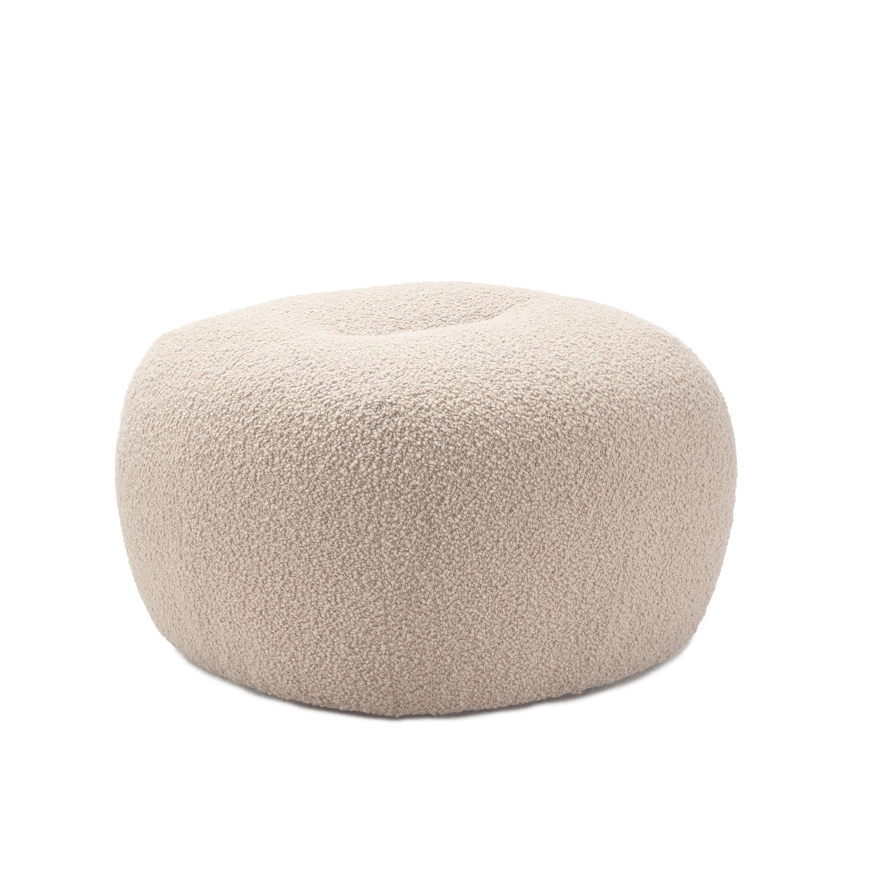 Beiger Nana Polsterhocker von Freifrau Manufaktur mit weichem Bouclé-Bezug, ideal als Sitzhocker oder Fußhocker.
