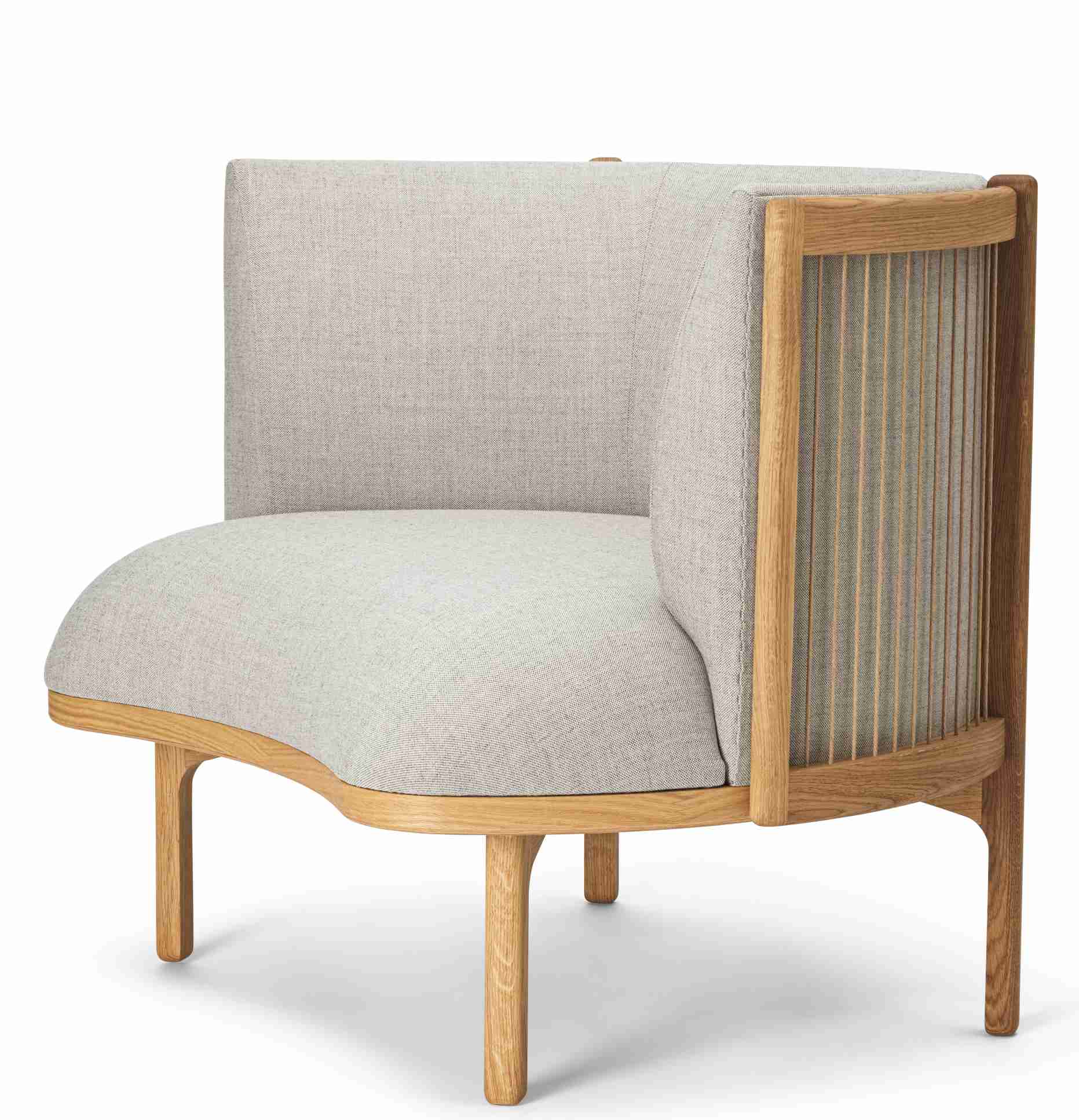RF1904 Sideways Lounge Chair von Carl Hansen & Søn: Sessel mit Holzrahmen und hellgrauem Stoffbezug.
