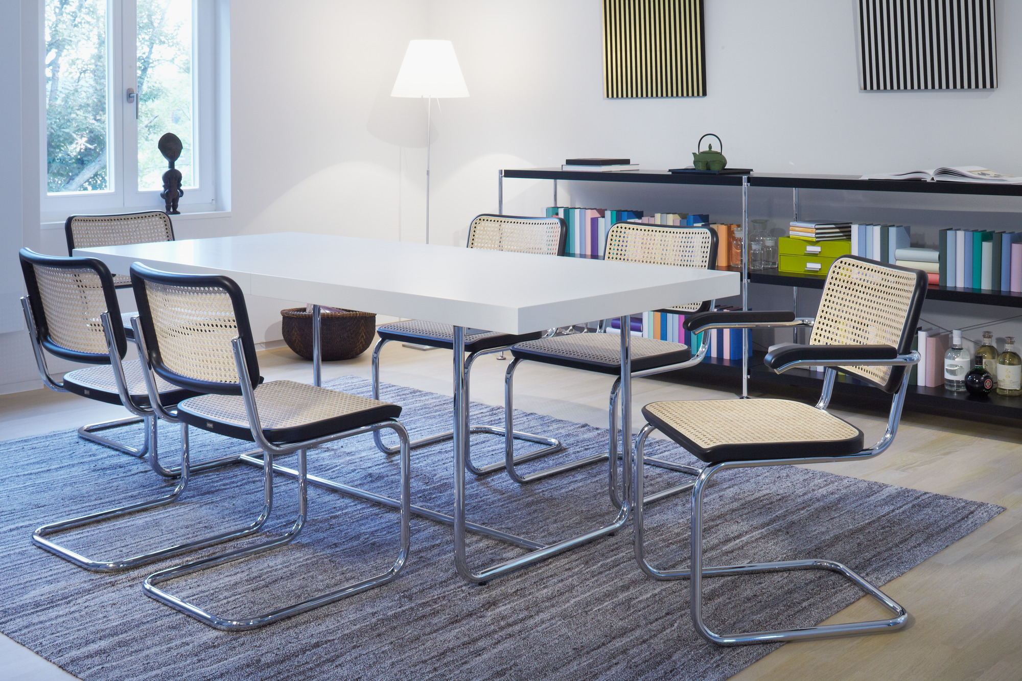 S 32 Freischwinger Stuhl von Thonet mit Stahlrohr und Wiener Geflecht in natürlicher Umgebung.