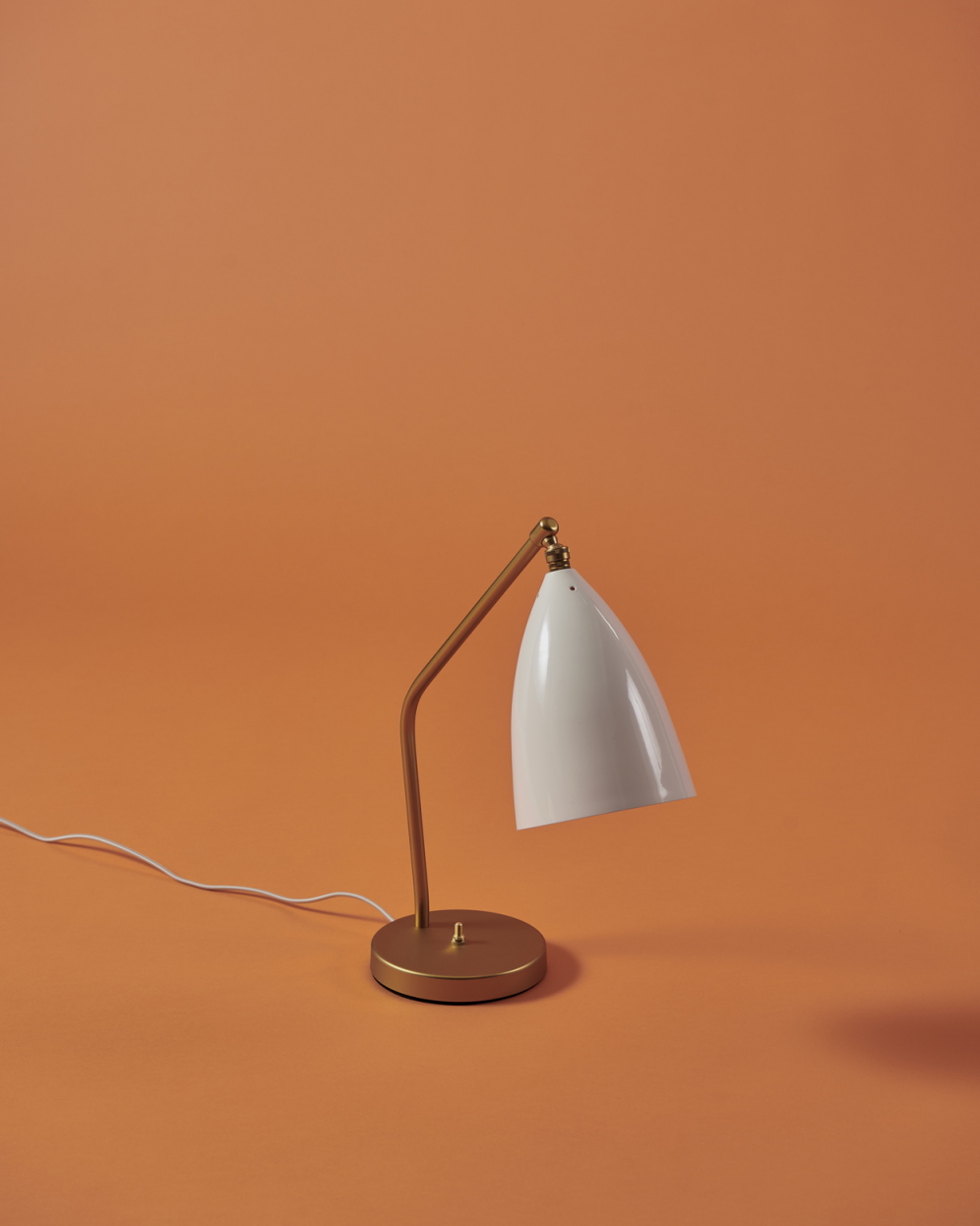 Gräshoppa Tischleuchte in Alabaster Weiß glänzend von Gubi: Elegante Schreibtischlampe für stilvolle Beleuchtung.