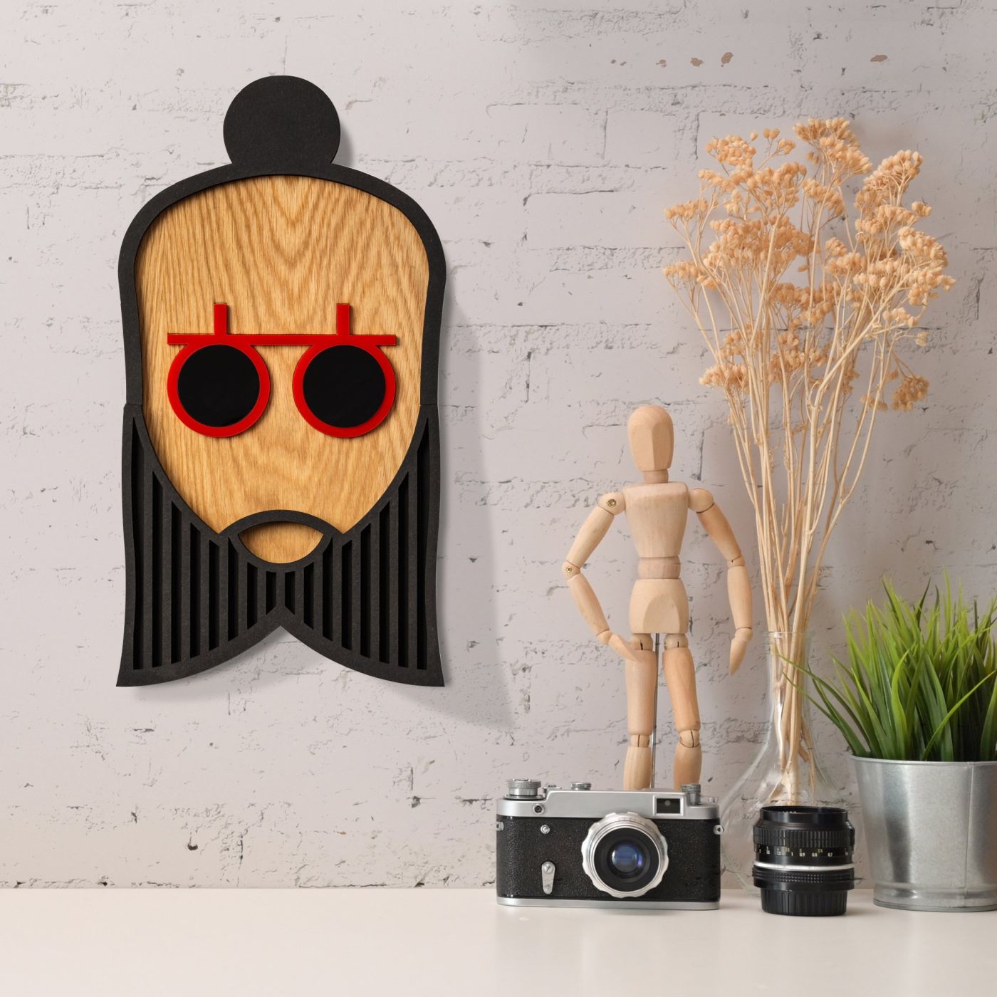 Hipster Mayson Wanddeko: Einzigartige, handgefertigte Umasqu Wandkunst aus Holz mit roter Brille und schwarzem Bart.