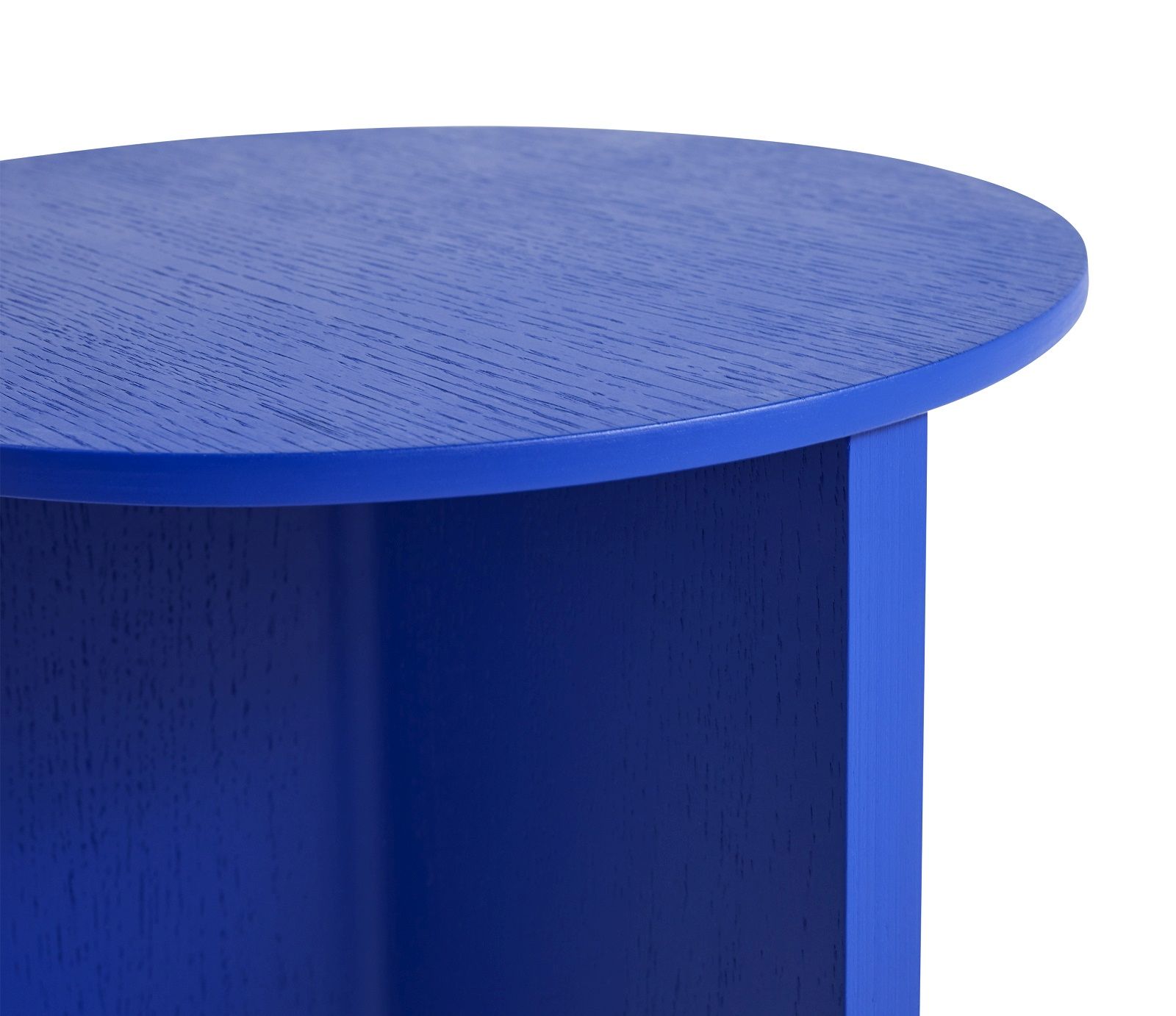 Detailansicht: Blauer Hay Slit Table Wood Round High Beistelltisch aus Holz.