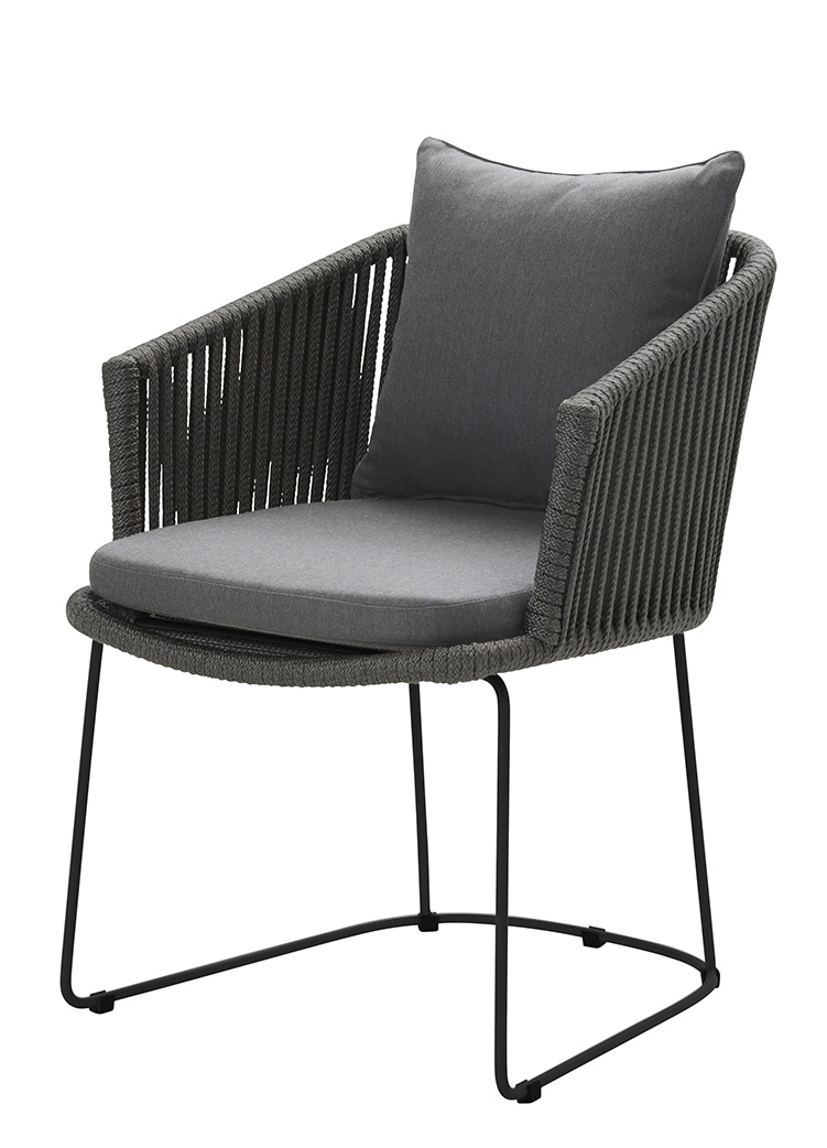 Hellgrauer Cane-Line Moments Stuhl mit Sitzkissen und Rückenkissen für den Outdoor-Bereich. Komfortable Gartenmöbel.