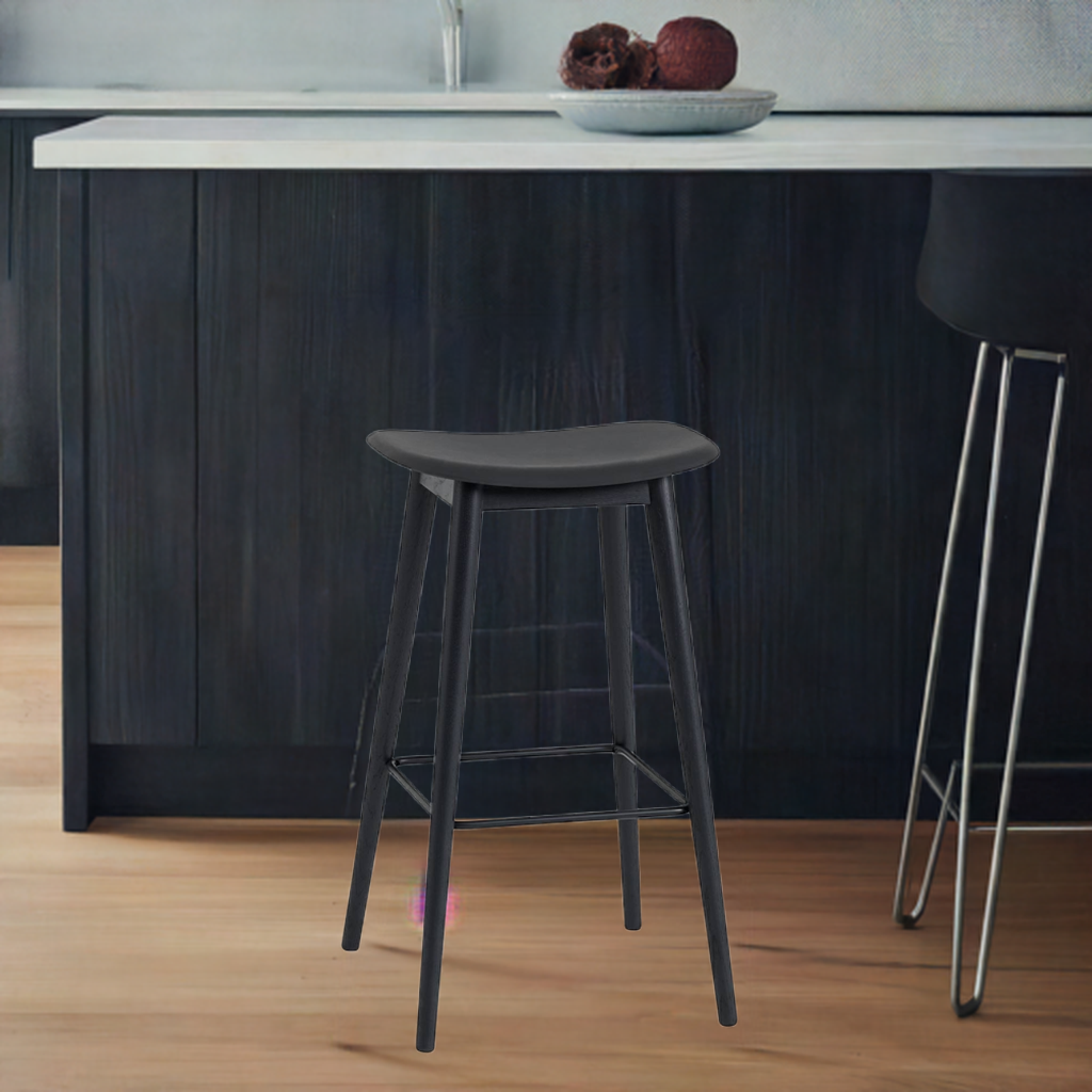 Schwarzer Fiber Bar Stool Barhocker von Muuto mit Holzbeinen und Fußstütze vor Küchentheke.