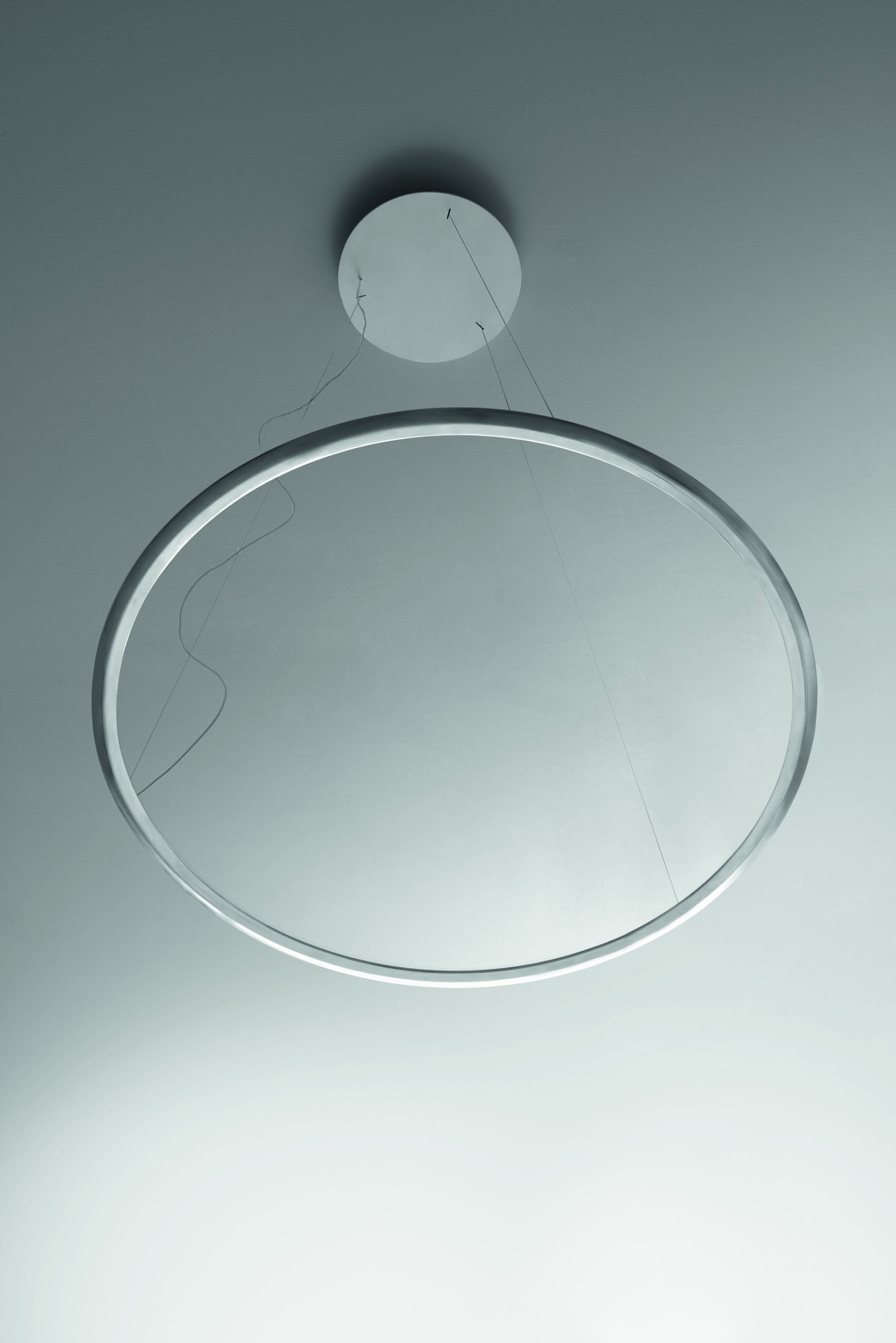 Discovery Pendelleuchte von Artemide: Runde Hängeleuchte aus Aluminium, modernes Design für Wohnräume.