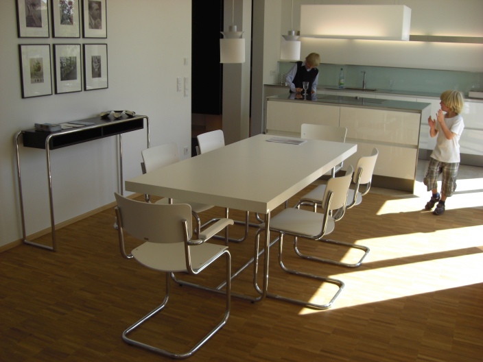 Heller Raum mit Thonet B 108 Konsolentisch, Esszimmertisch und Freischwinger Stühlen im Bauhaus Design.