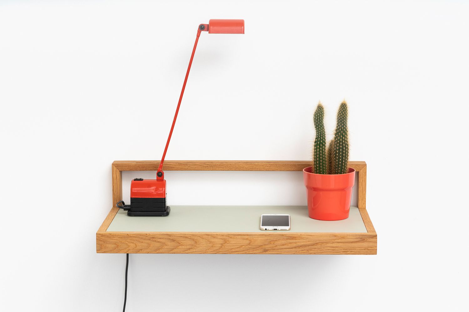 Ablageboard buck3 Pistazie: Wandregal aus Holz mit Lampe, Kaktus und Smartphone. Dekorative Wandablage.