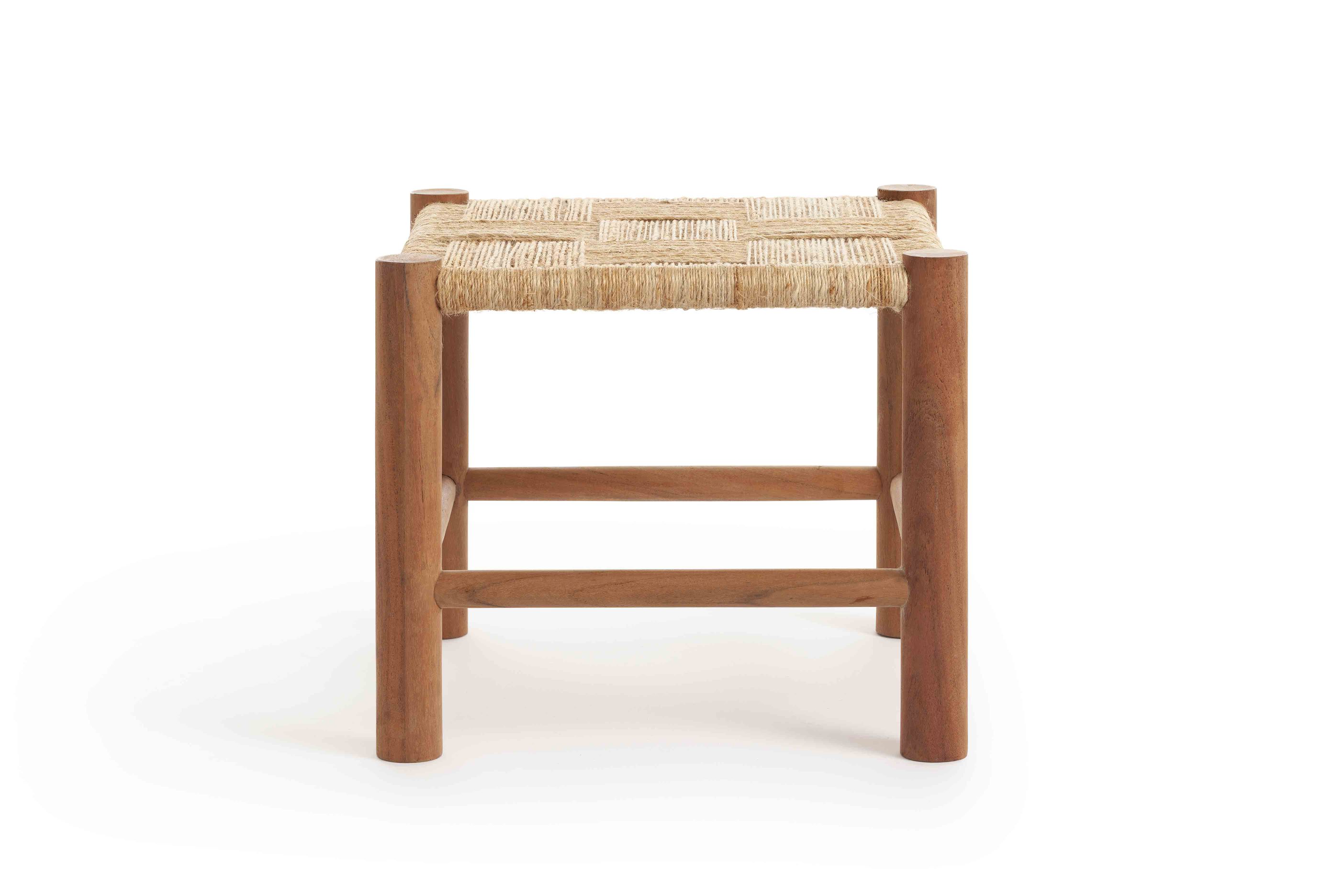 Roots Hocker: Einzelner Holz Hocker mit geflochtener Sitzfläche aus Naturfaser, ideal als Sitzmöbel.