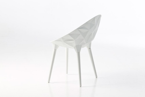 Weißer Designer Stuhl "Rock" von Moroso Diesel mit geometrischem Muster, Ansicht von der Seite.