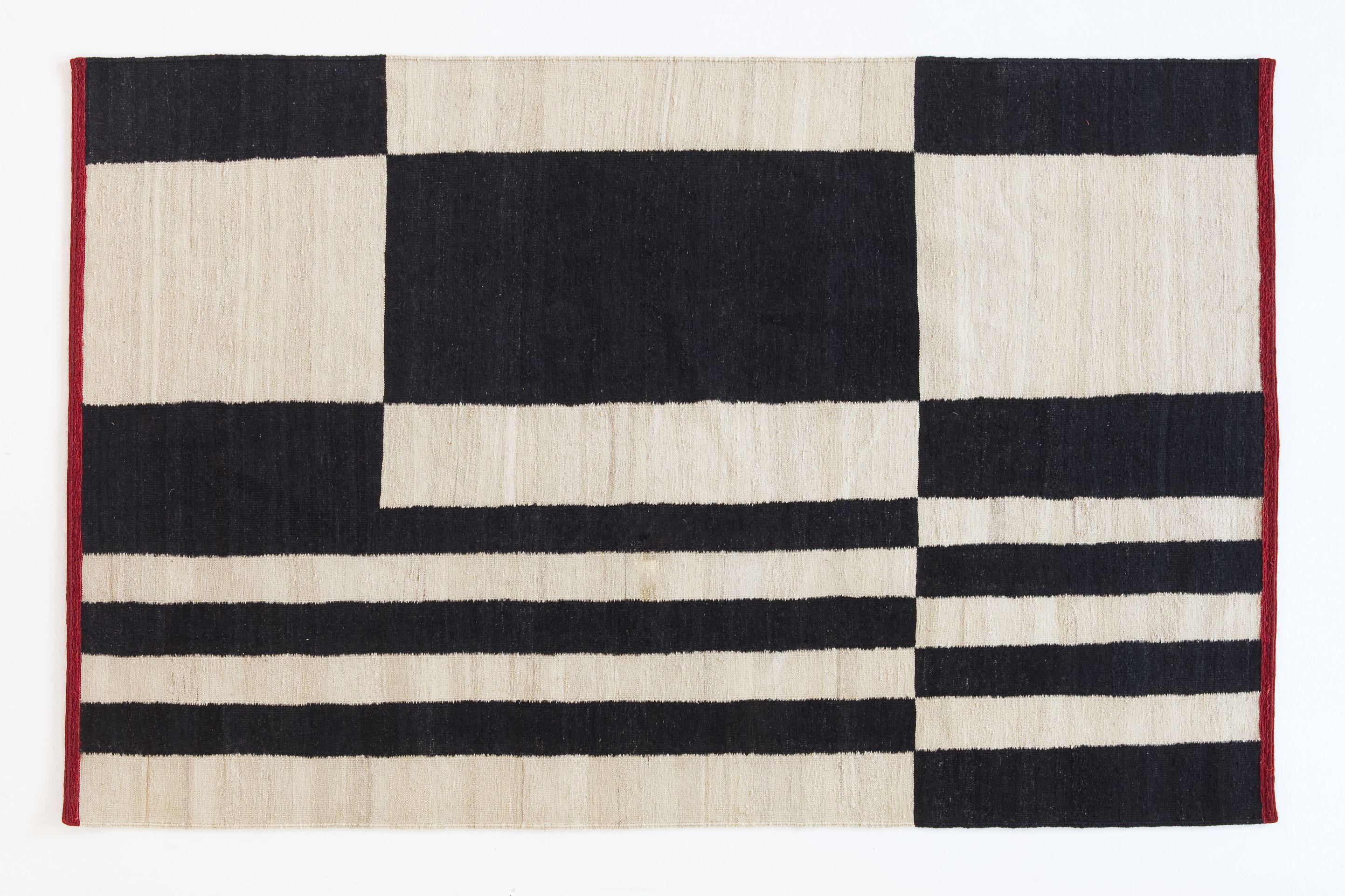 Nanimarquina Teppich Mélange Stripes 1, 200x300 cm, schwarz-beige gestreift, mit roter Kante. Moderner Wollteppich.