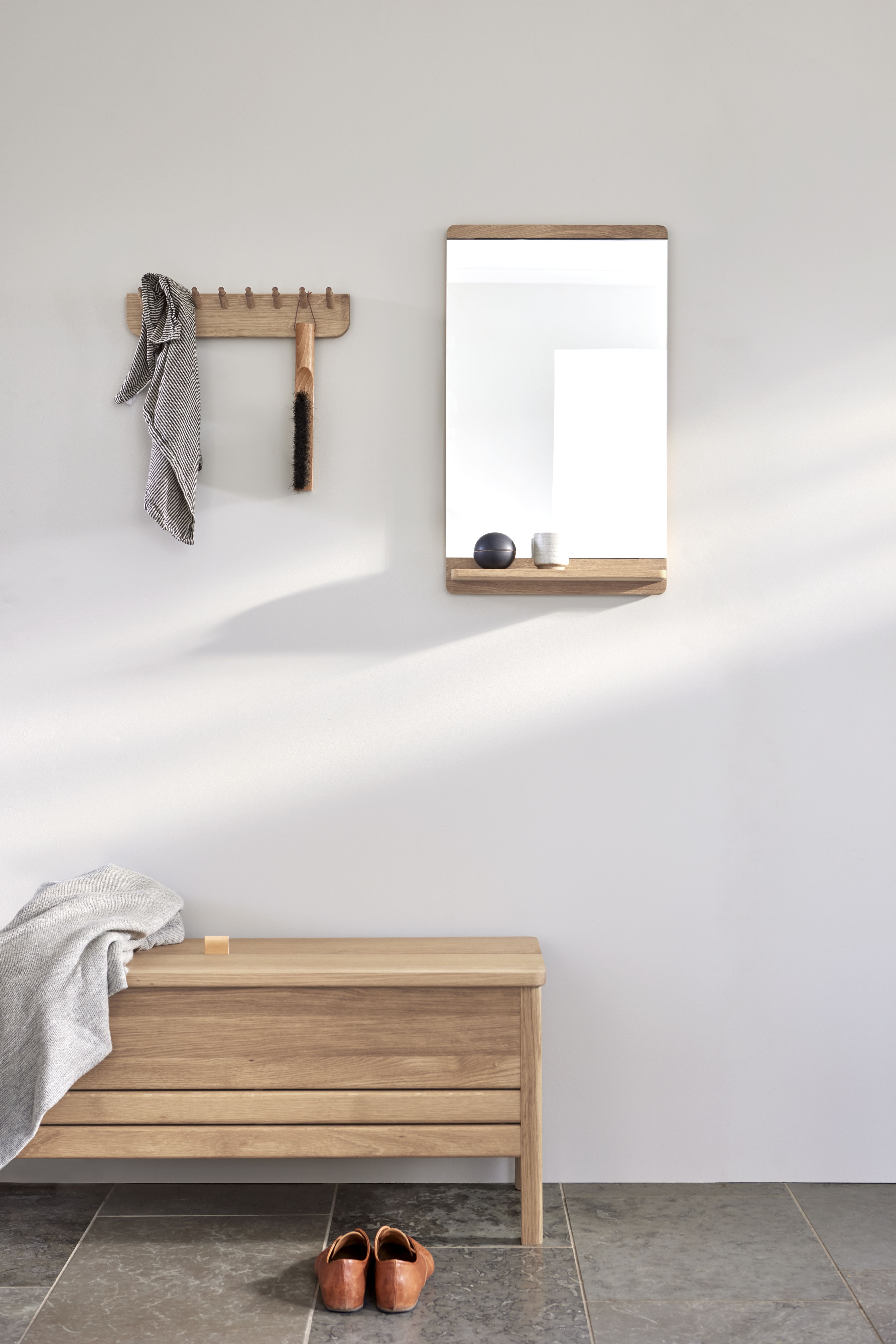 Rim Wandspiegel von Form & Refine aus Eiche, weiß geölt, mit Ablage im Flur.