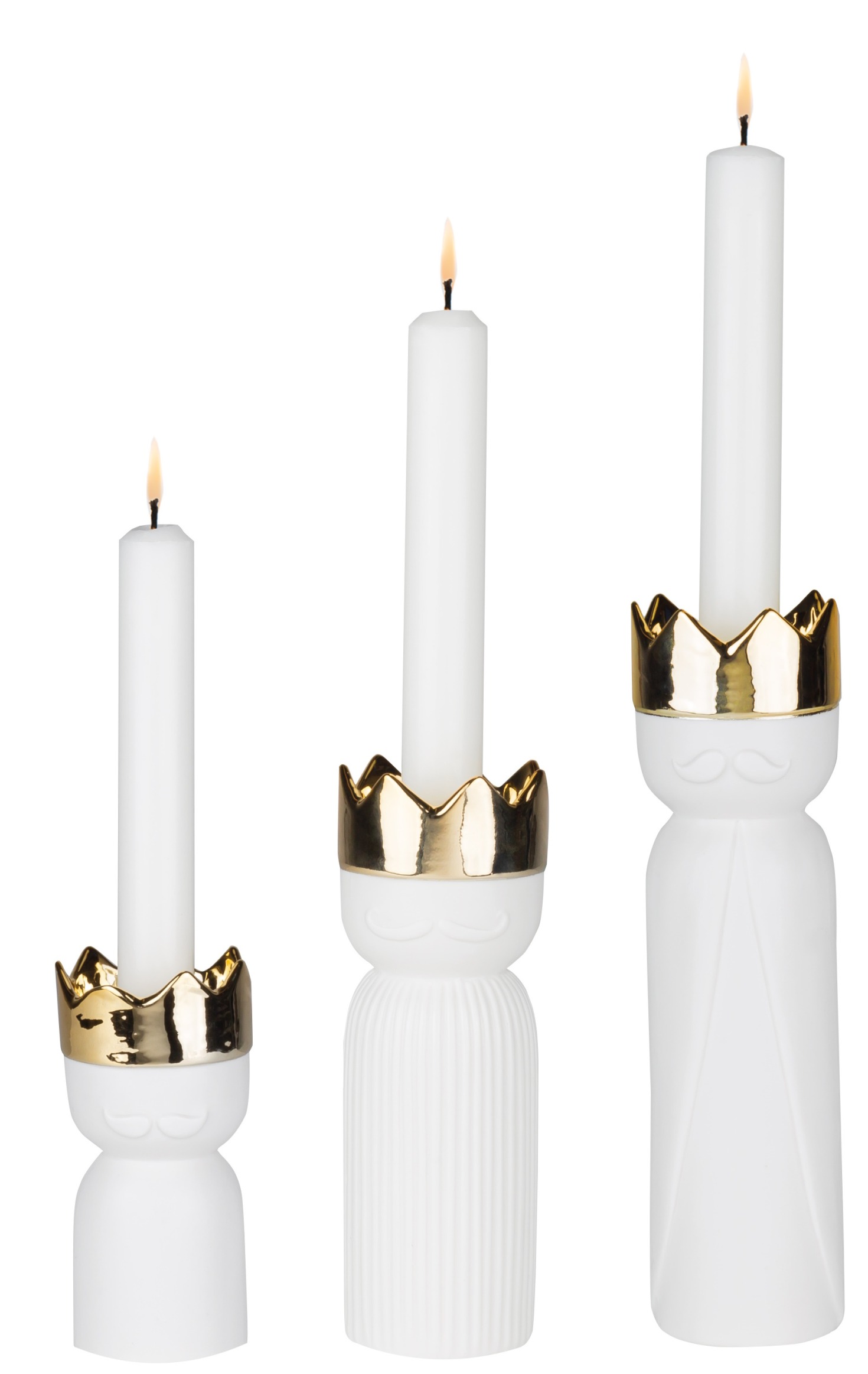 Königslicht Kerzenständer 3er Set: Weiße Kerzenhalter mit goldener Krone und brennenden Kerzen.