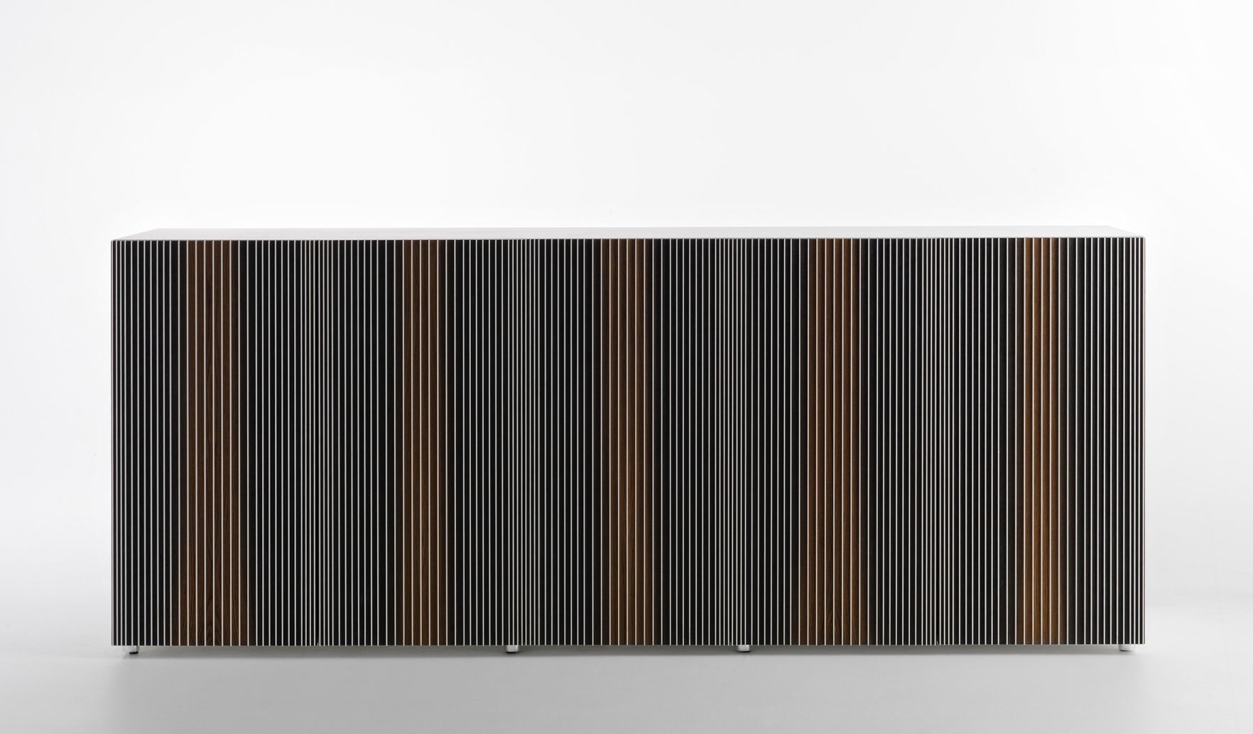 Carlos Anrichte von Casamania Horm mit vertikalen Lamellen in Schwarz, Weiß und Braun.