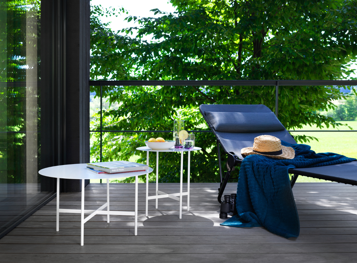 BETA Couchtisch und Beistelltisch von Müller Möbelfabrikation in Rauch matt auf einer Terrasse.