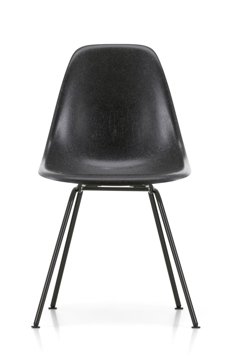 Schwarzer Eames Plastic Chair von Vitra mit verchromtem DSX-Untergestell, Ansicht von vorne. Designklassiker für Wohnen und Büro.