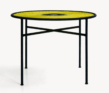 Gelber Banjooli Tisch von Moroso mit schwarzem Gestell. Design Tisch für Wohnzimmer und Terrasse.