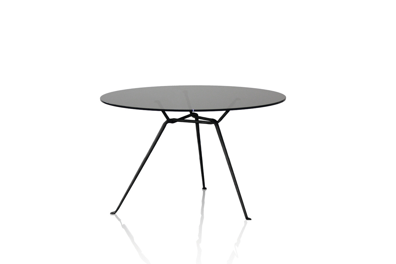 Officina Table von Magis mit runder Rauchglasplatte und schwarzem Metallgestell. Design Tisch.