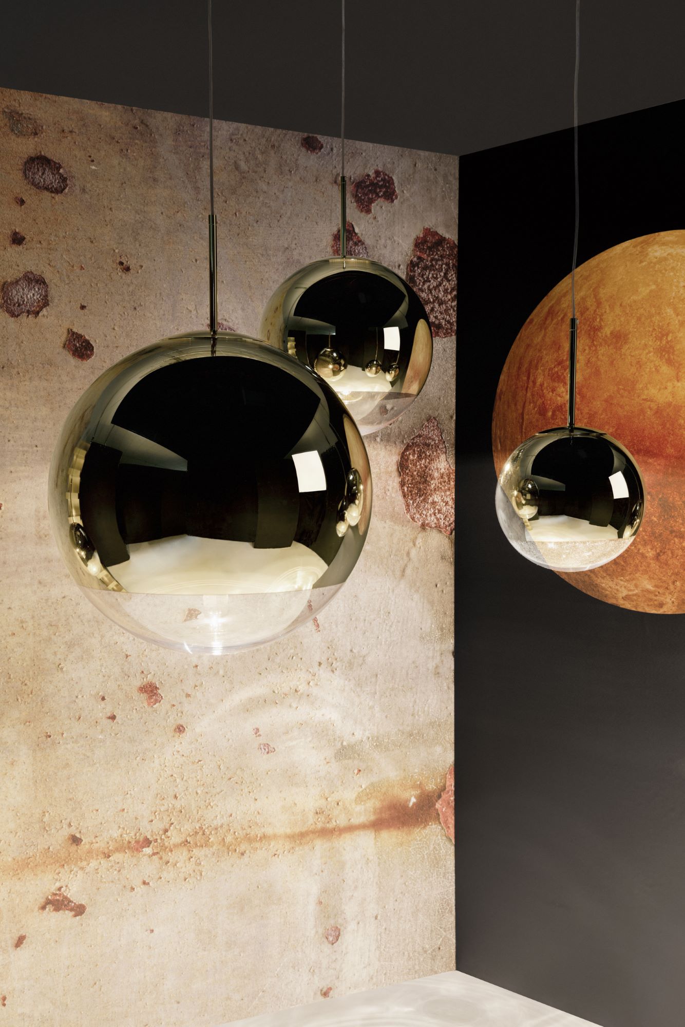 Drei goldene Mirror Ball Hängeleuchten von Tom Dixon, moderne Pendelleuchten für Wohnzimmer und Esszimmer.