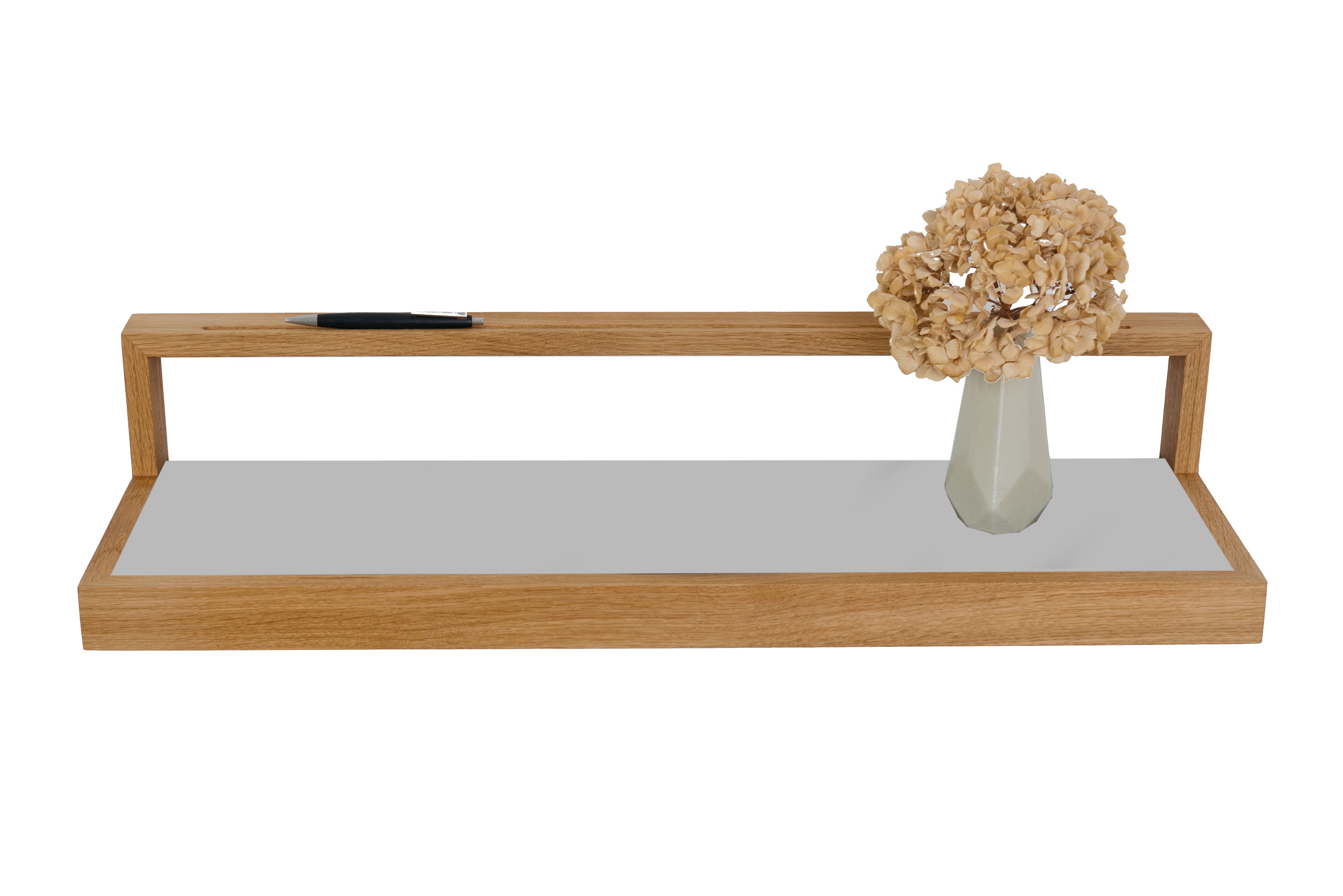 Hellgraues Ablageboard buck1 von das kleine b mit Holzrahmen, Vase und Stift. Wandregal für Wohnzimmer.