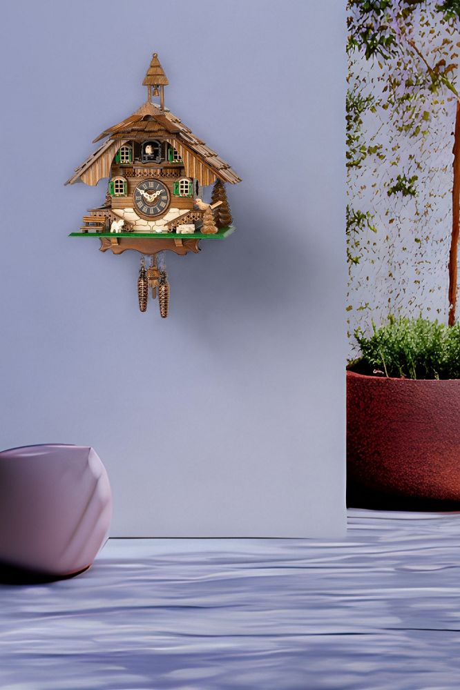 Detailaufnahme einer Engstler Kuckucksuhr mit Quarzwerk, traditionelles Schwarzwald Design mit Holzhaus und Gewichten.