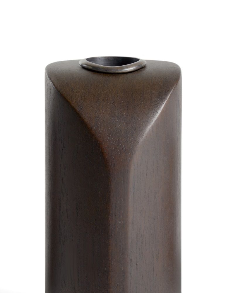 Detailaufnahme eines einzelnen, braunen PI Kerzenhalters aus Mahagoni von Ethnicraft. Dekoratives Wohnaccessoire für stimmungsvolle Beleuchtung.