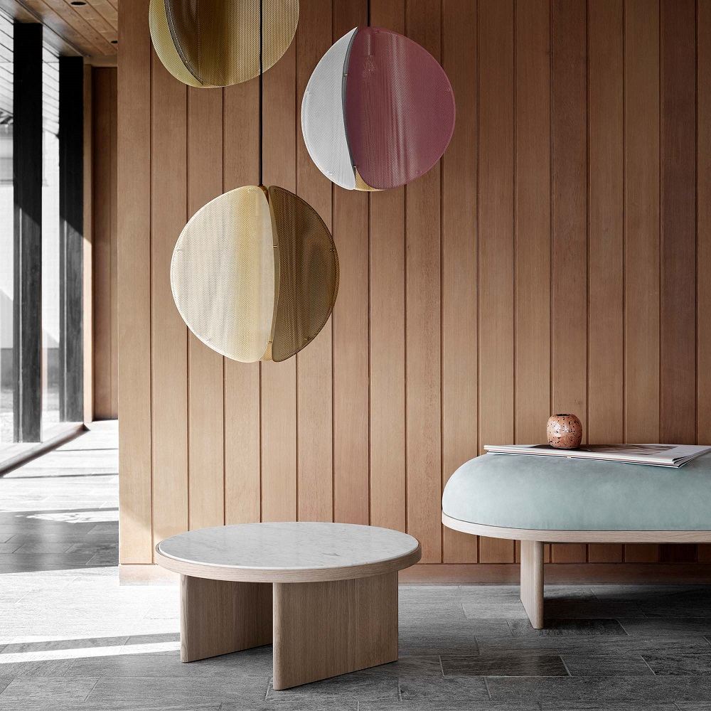 Drei Proxima Pendelleuchten von Please Wait to be Seated in einem modern eingerichteten Raum.