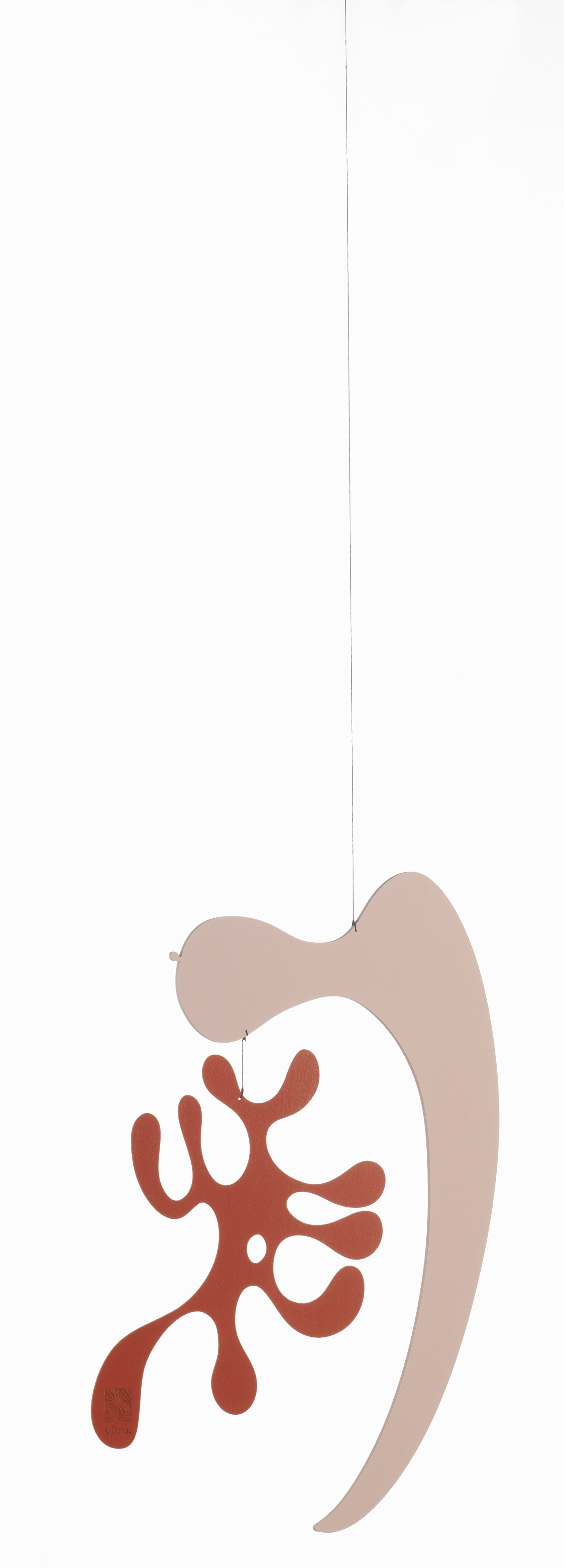 Vitra Plywood Mobile: Zweifarbiges, hängendes Deko-Objekt in Beige und Rostrot, modernes Design.