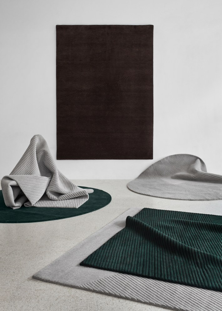 Dunkelbrauner Row Teppich von Northern, rechteckig, mit weiteren Teppichen in verschiedenen Formen und Farben.