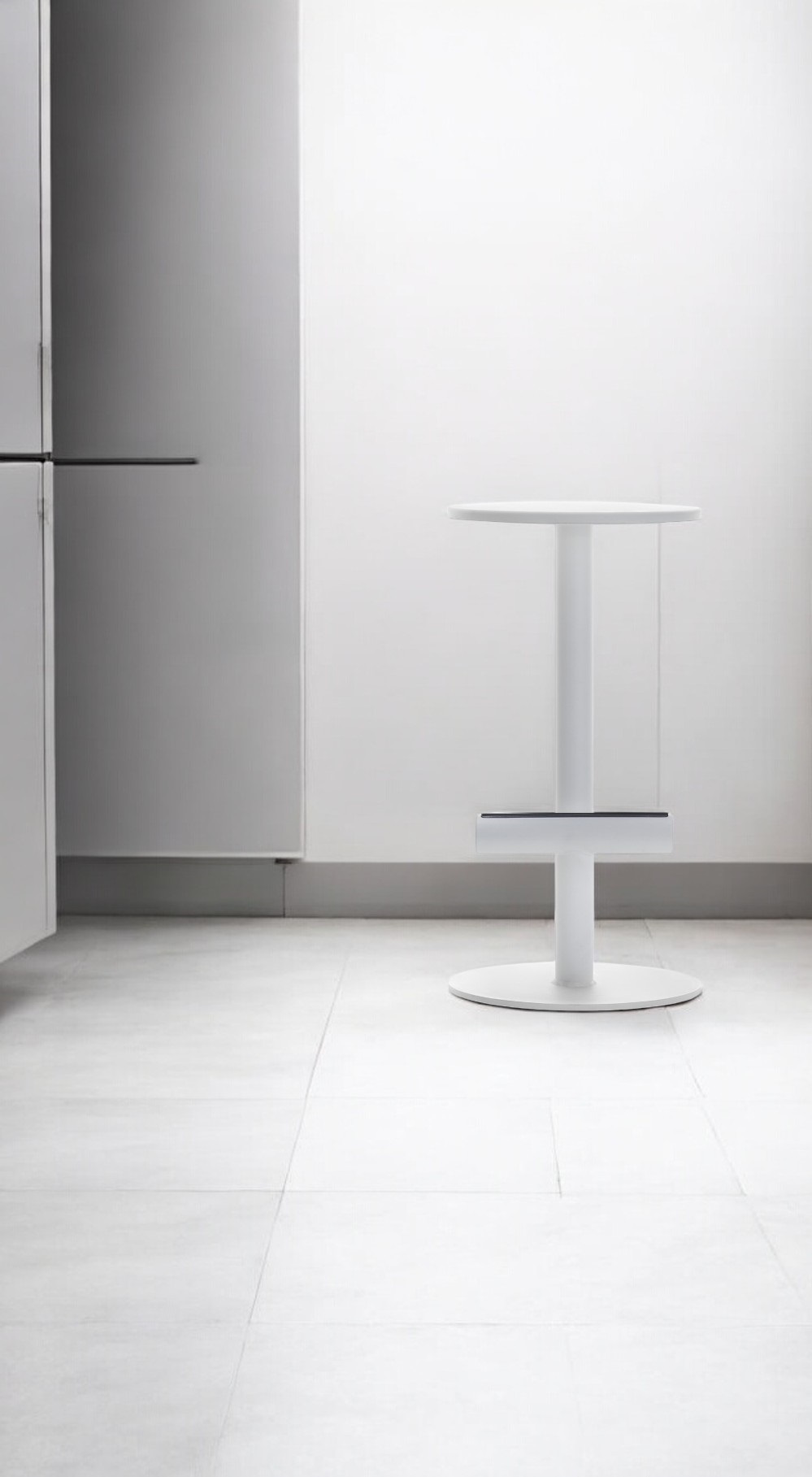 Minimalistischer, weißer Twig Barhocker von MDF Italia mit Fußstütze vor einer weißen Wand.