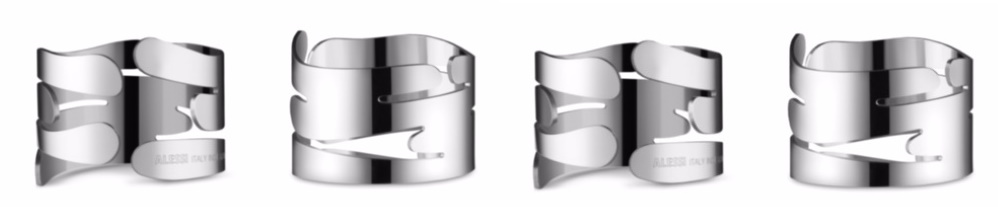 Vier silberne Alessi Serviettenringe Barkring im modernen Design für eine stilvolle Tischdekoration.