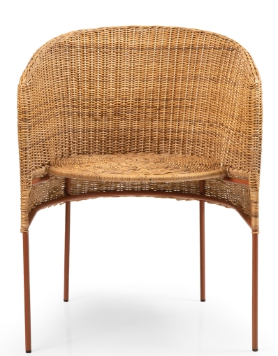 Caribe Dining Chair: Naturfarbener Outdoor Stuhl aus Rattan mit braunem Metallgestell.