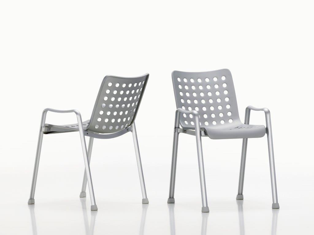 Zwei graue Vitra Stühle im Landi Design mit Armlehnen und Lochmuster auf weißem Hintergrund.