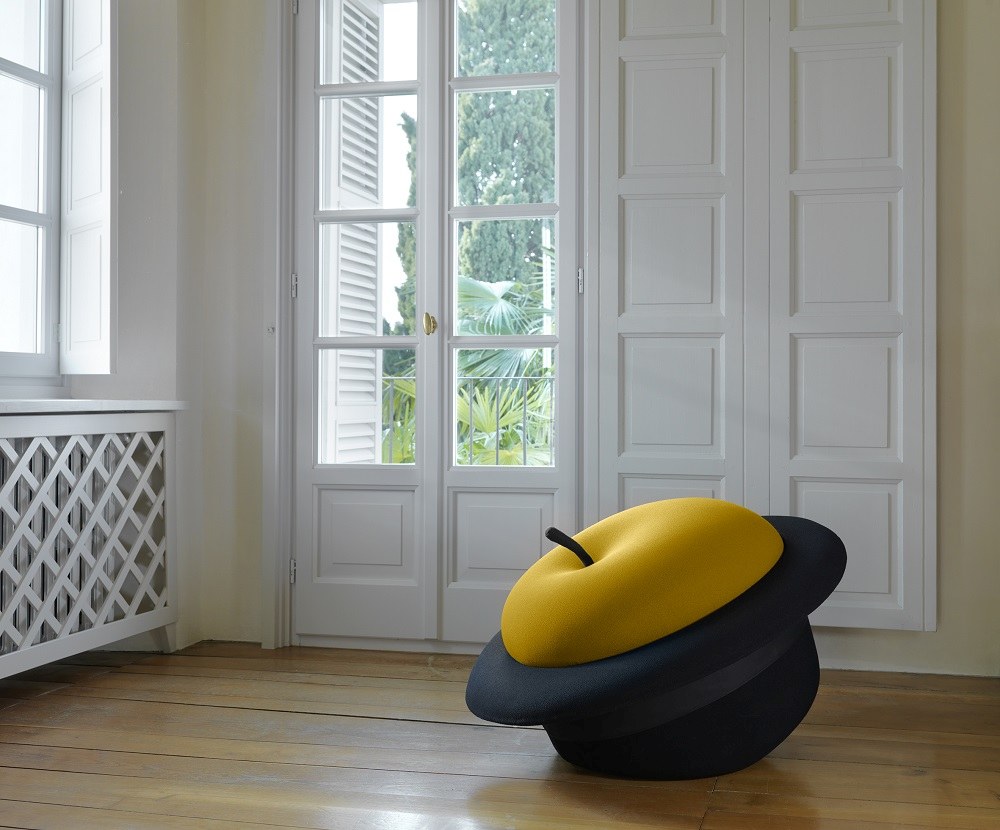 Gelber MagriTTA Sessel-Pouf von Gufram: Moderner Design-Sitzhocker in Apfelform für Wohnzimmer und Interieur.