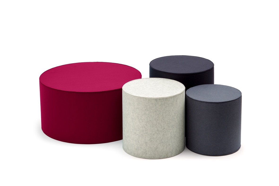 Big Rondo Sitzmöbel von Hey Sign: Runde Filzhocker in Rot, Grau und Anthrazit.
