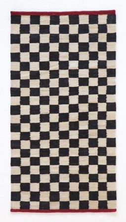 Nanimarquina Teppich mit Schachbrettmuster in Schwarz und Beige. Moderner Teppich für Wohnzimmer und Schlafzimmer.