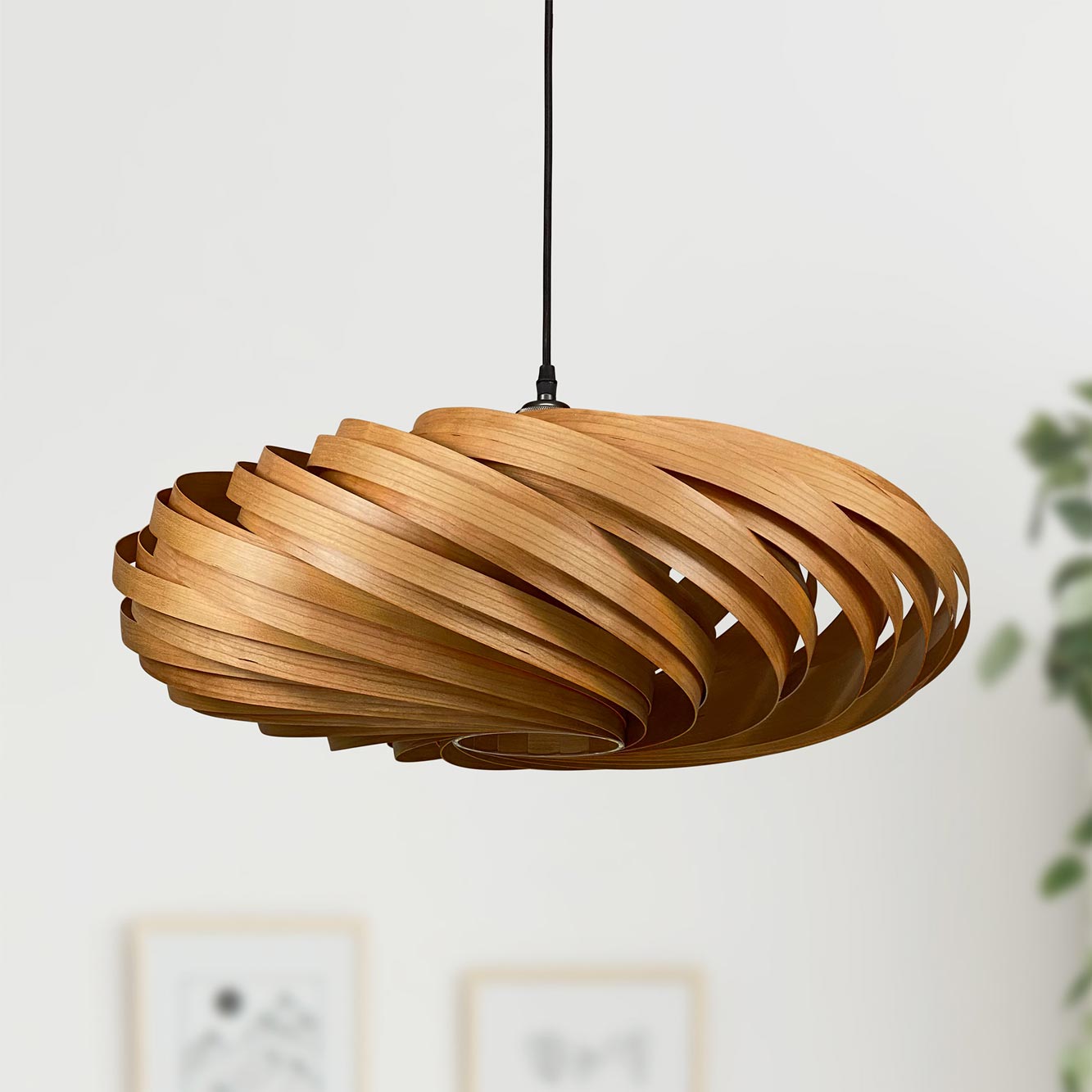 Veneria Hängeleuchte aus Kirschbaumholz, moderne Holzlampe mit spiralförmigem Design für stilvolle Innenbeleuchtung.