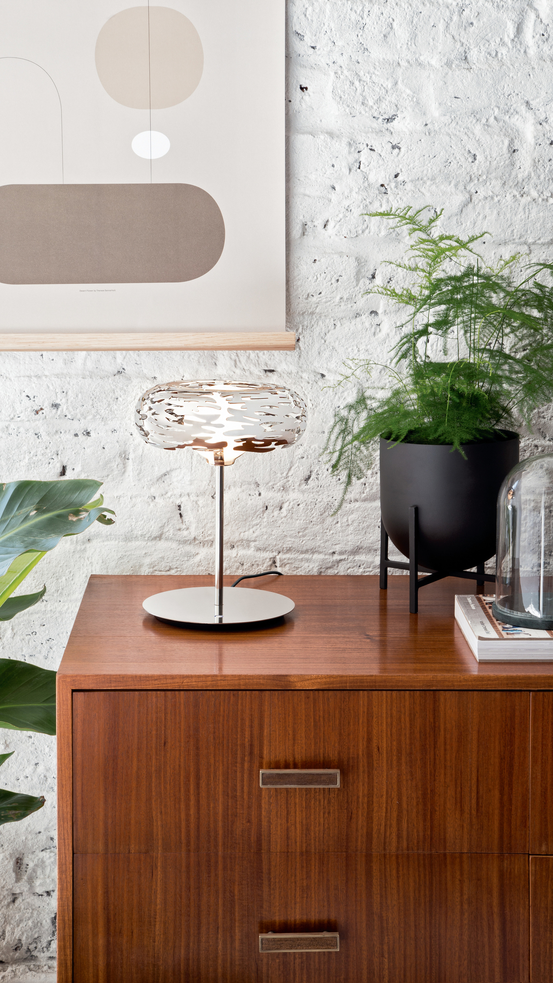 BM11 Barklamp Tischleuchte von Alessi aus Edelstahl auf Kommode. Moderne Designerlampe.