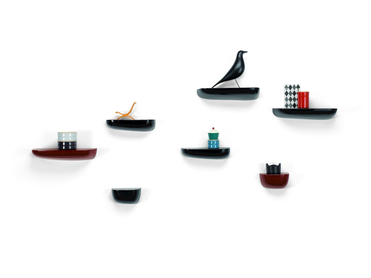 Wandmontierte Corniches Wandboards von Vitra in verschiedenen Größen und Farben mit Dekoration.