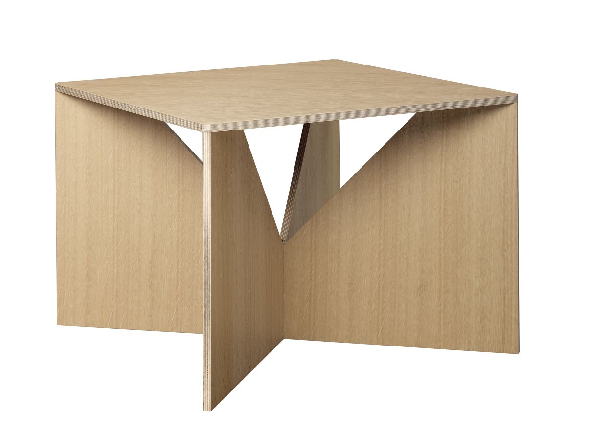 Quadratischer Calvert Couchtisch von e15 aus hellem Holz, modernes Design für Wohnzimmer.