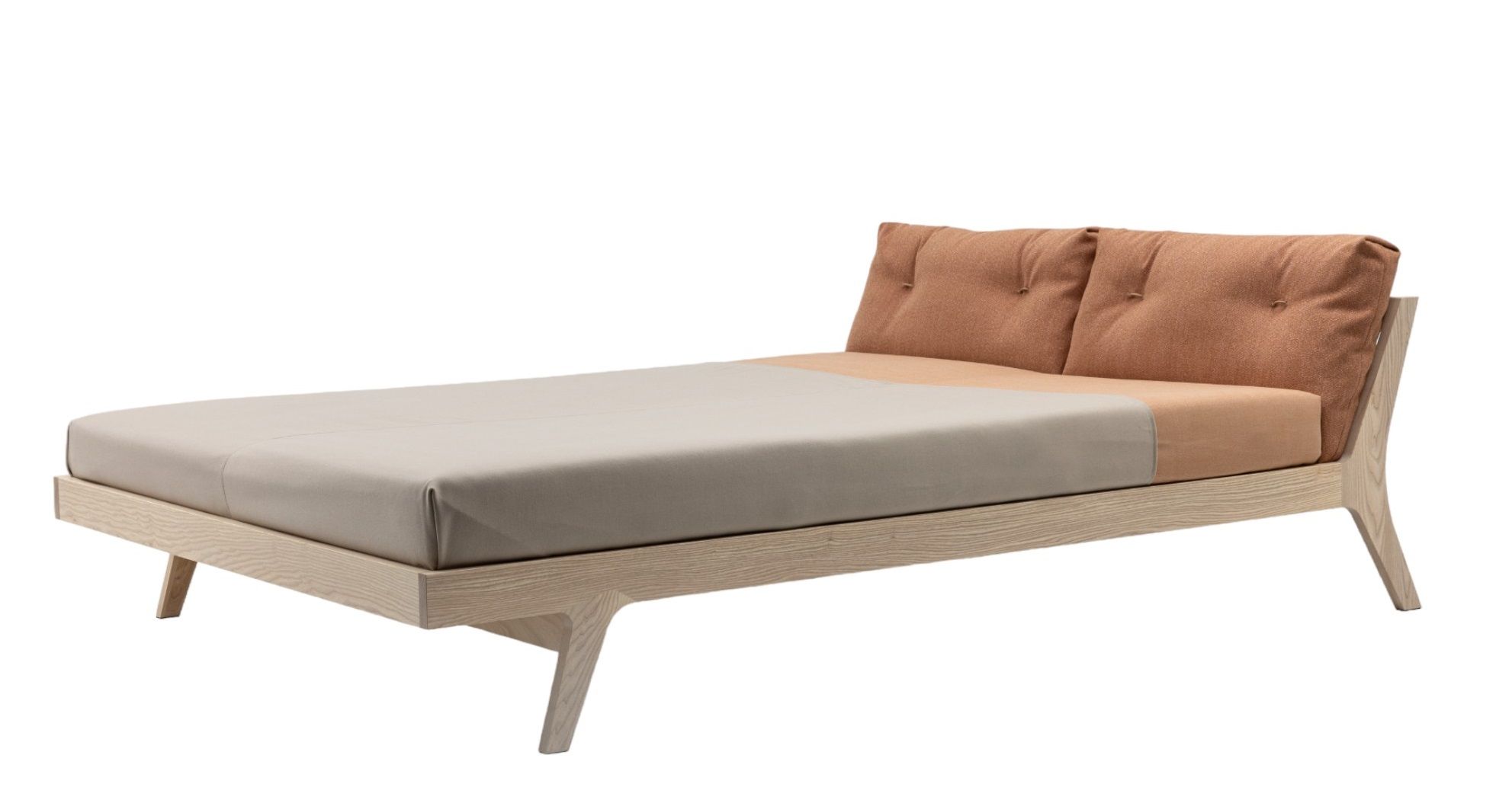 Mellow Bett aus Massivholz: Modernes Doppelbett mit hellbraunem Holzrahmen und gepolstertem Kopfteil.