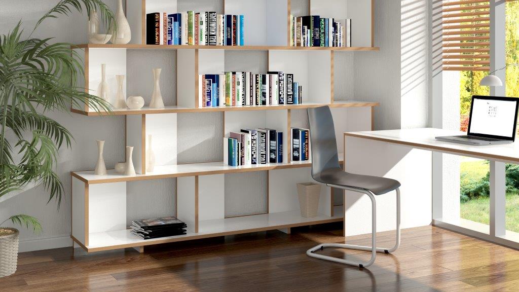 Moderner grauer Stuhl, möglicherweise ein Tojo Stuhl, vor einem weißen Bücherregal und Schreibtisch.